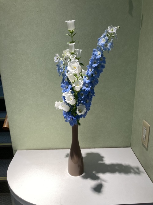 デルフィニウム:涼やかなブルーの花が美しく、アレンジに爽やかさと上品な雰囲気をもたらします。 カンパニュラ:釣鐘のようなやさしい花形が特徴で、可憐でやわらかな印象を添えます。