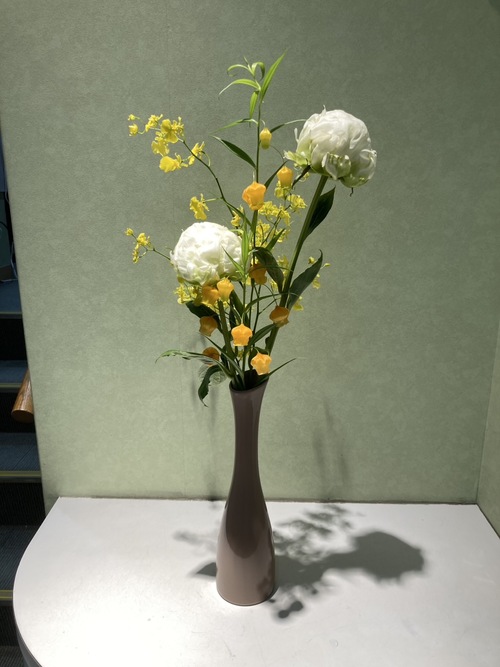今週の院内アレンジは、ふんわりと咲く華やかなシャクヤクを中心に、明るいサンダーソニアとオンシジュームを合わせました。初夏にぴったりな、やさしく元気な雰囲気をお楽しみください。