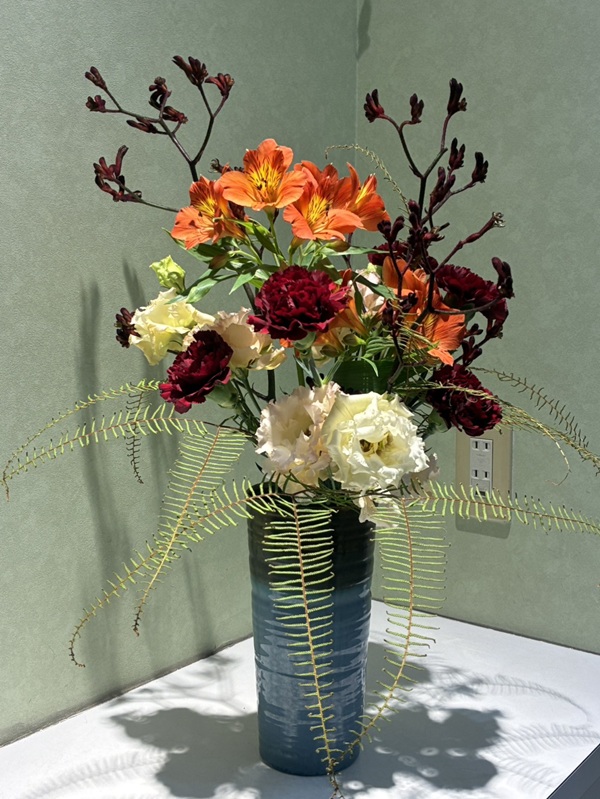 今週の院内アレンジは、個性的なカンガルーポーに、優しいカーネーションや上品なリシアンサスを合わせました。アルストロメリアの軽やかさが加わり、華やかで温かみのあるアレンジに仕上がっています。