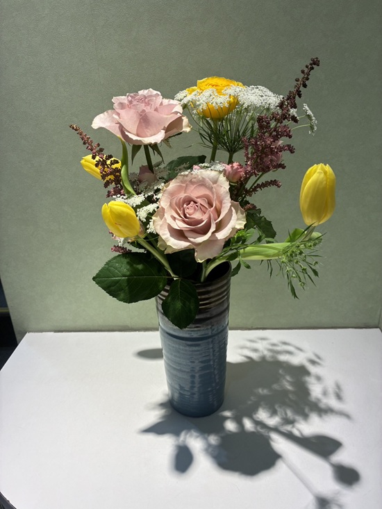 今週の院内アレンジは、バラとスプレーバラの華やかさに、チューリップの軽やかな春らしさを合わせました。アスチルベのやさしい質感と、ホワイトレースフラワーの繊細な白が全体を包み込み、明るく清潔感のある仕上がりです。待合室に、やわらかな季節の彩りをお届けします。