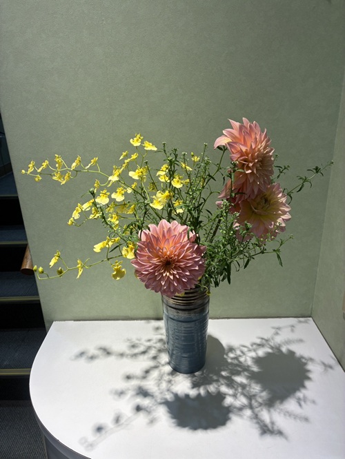 今月のアレンジ「華やぎの調べ」