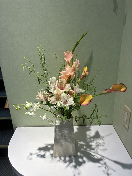 今週のアレンジ「凛と伸びる彩り」