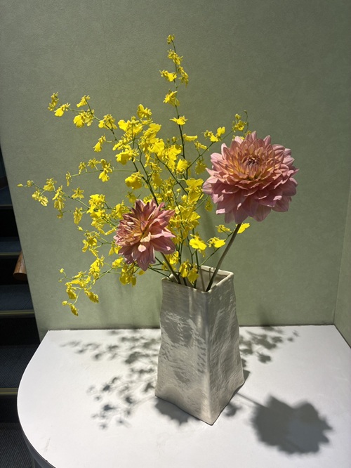 今週のアレンジ「華やかに咲く彩り」