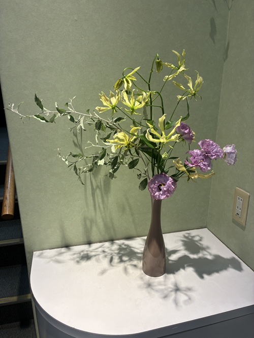 今週のアレンジ「しなやかに華やぐ夏の彩り」